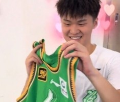 PP电子官方-辽宁队自己的23号！黄秋实为赵森送上新赛季球衣